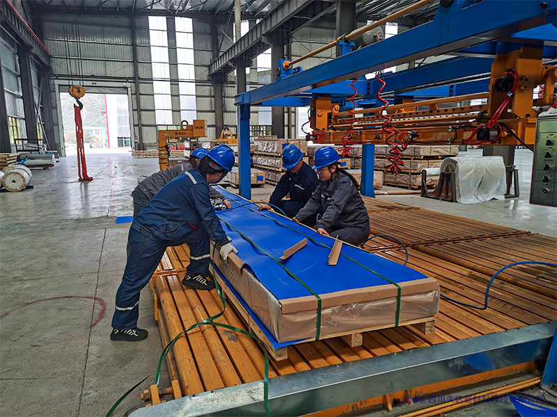 常見的鋁板質量問題有油漬,刮痕。